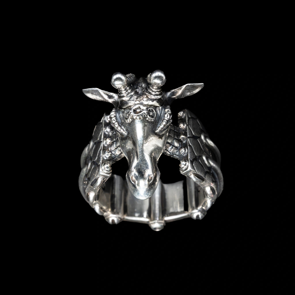 rubberneck giraffe ring sterling silver close up